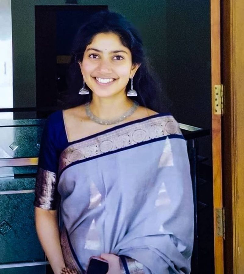సాయిపల్లవి గ్లామర్గా కనిపించేందుకు స్కిన్ షో చేయాల్సిన అవసరం లేదు. ఆఫ్ శారీలో నడుము వొంపులు చూపిస్తూ అద్బుతమైన డాన్సులు చేస్తే చాలు. యావత్ అభిమాన లోకం ఫిదా అయిపోయింది. ఆడియెన్స్ మెస్మరైజ్ అవుతారు.