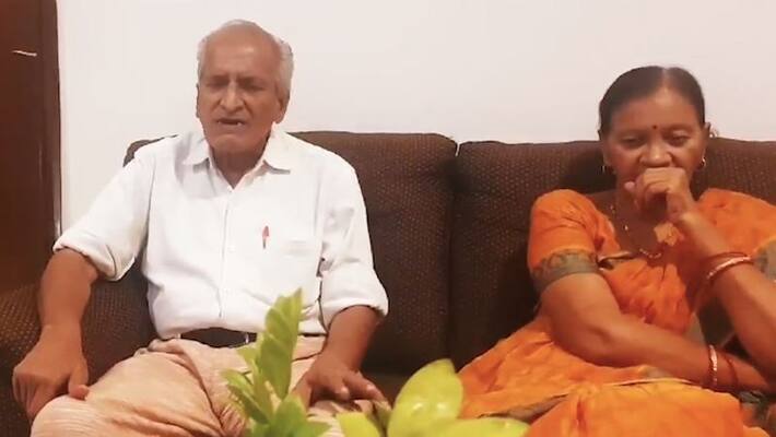 Husband sings ghazal on wife's birthday, but her reaction amuses netizens; watch the video-tgy Husband sings ghazal on wife's birthday, but her reaction amuses netizens; watch the video-tgy