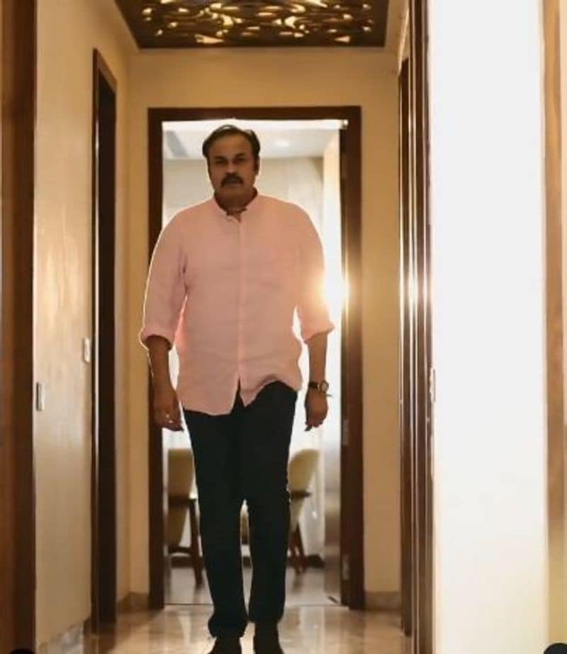 జీవితంలో అన్ని పాత్రలను ఆయన విజయవంతంగా పోషించారు. ఒక్క ఆన్లైన్ ట్రాన్సాక్షన్ తప్పా` అంటూ ఆమె వివరించగా ఈ ప్రకటన సాగుతుంది.