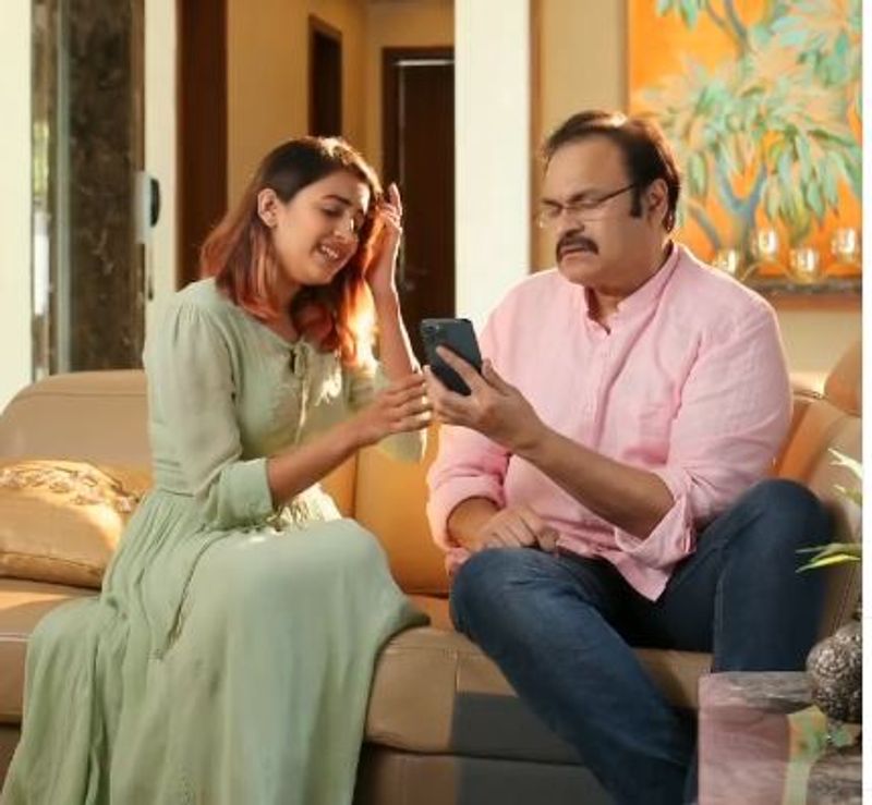 ఐసీఐసీఐ మొబైల్ బ్యాంకింగ్ కి సంబంధించి యాడ్ ఇది. నాగబాబు కూడా ఈ యాప్తో మనీ పంపిస్తానని చెప్పాడు. చివరగా తండ్రి నాగబాబుకి నిహారిక `హ్యాపీ ఫాదర్స్ డే` అని చెప్పడం హైలైట్గా నిలిచింది. ఈ వీడియో ఆద్యంతం ఆకట్టుకుంటుంది.