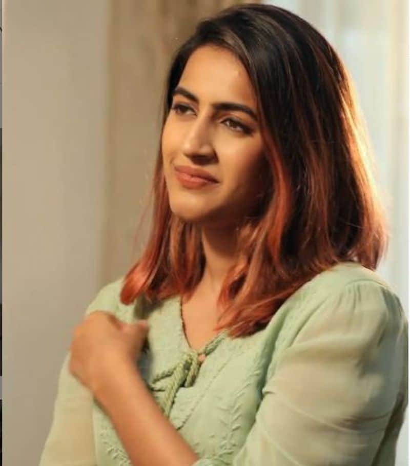 ఈ ఫోటోని చూపిస్తూ నిహారిక తండ్రి నాగబాబు గురించి చెప్పుకొస్తుంది. `చిన్నప్పటి నుంచి నాన్న నాకు రక్షణ కవచంలా ఉన్నారు. నటుడిగా, రైటర్గా, నిర్మాతగా ఆయన నన్ను ఇన్స్పైర్ చేస్తూనే ఉన్నారు.