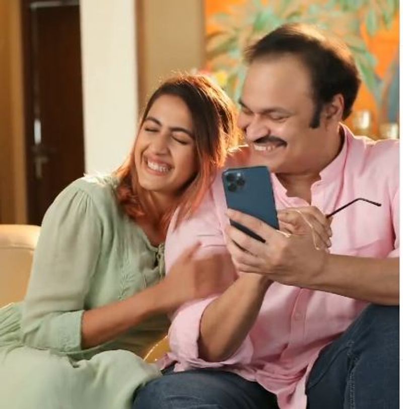నాగబాబు, నిహారికలు కలిసి ఓ యాడ్ చేశారు. ఇందులో ఆన్లైన్ బ్యాంకింగ్పై అవగాహన కల్పిస్తూ ప్రమోట్ చేసిన ప్రకటనని నిహారిక పంచుకోగా అది నెట్టింట్లో తెగ వైరల్ అవుతుంది.