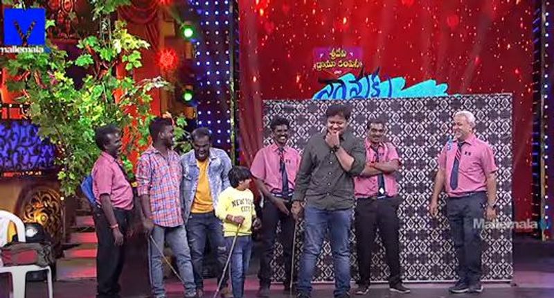 ఇమ్మాన్యుయెల్, కెవ్వు కార్తీక్, నూకరాజు, భాస్కర్, హైపర్ ఆది ఇలా అందరు తమ తండ్రులతో కలిసి స్కిట్ చేశారు. కడుపుబ్బా నవ్వించారు. స్పెషల్ ఎట్రాక్షన్గా నిలిచారు.