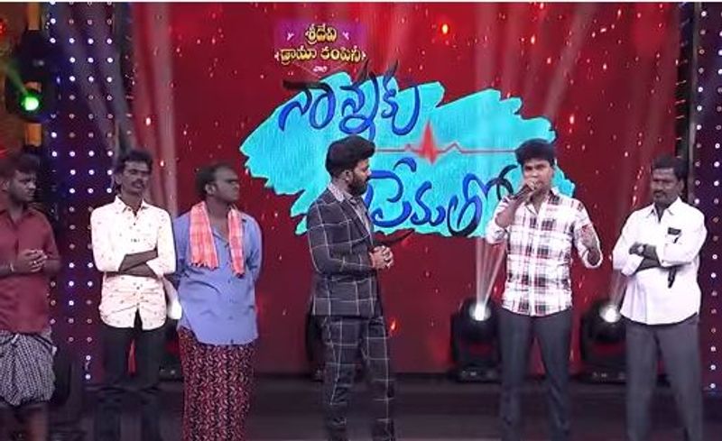 ఆ తర్వాత స్టేజ్పై తండ్రితో, తను తమ బాధలు చెప్పుకుంటూ కన్నీళ్లు పెట్టుకున్నారు. తను పస్తులుండి మాకు మూడుపూటల తిండి పెట్టారని చెప్పి అందరిని ఏడిపించారు. ముఖ్యంగా వర్ష బాగా విలపించింది.