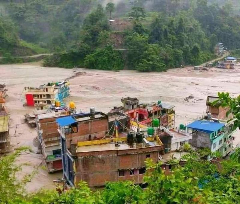 മേലംചി പട്ടണത്തിലെ കുടിവെള്ളപദ്ധതിയുടെ ജോലികള് ചെയ്യുന്നത് ചൈനീസ് കമ്പനിയാണ്. ഇവരുടെ തൊഴിലാളികളില് നിരവധി പേരെ കാണാതായതായും റിപ്പോര്ട്ടുണ്ട്. 