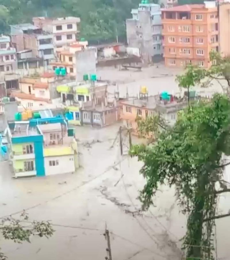 ഒരുകാലത്ത് ഏറെ തിരക്കുണ്ടായിരുന്ന മേലാംചി പട്ടണം കഴിഞ്ഞ ദിവസത്തെ വെള്ളപ്പൊക്കത്തെ തുടര്ന്ന് മണ്ണിനടിയില് പുതഞ്ഞ് പോയി.