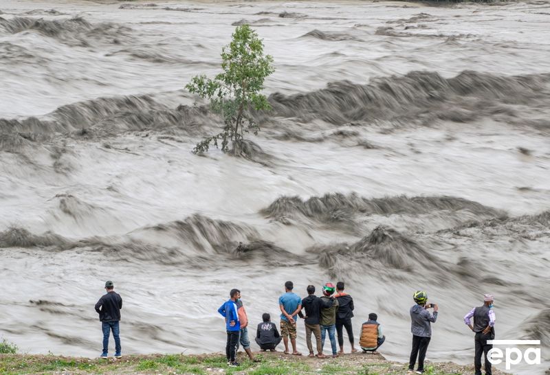 എല്ലാം നഷ്ടപ്പെട്ടു. ഇനി എങ്ങനെ തുടങ്ങണമെന്ന് ഇതുവരെ ആലോചിച്ചിട്ടില്ല. ജീവിതത്തില് ഇതുവരെ സംമ്പാധിച്ചതെല്ലാം ഇപ്പോള് മണ്ണിനടിയിലെവിടെയോ ആണ്. ഒരു മരവിപ്പ് മാത്രമാണിപ്പോള് തോന്നുന്നതെന്നും വെള്ളപ്പൊക്ക ദുരിതബാധിതയായ ലക്ഷ്മി പ്രസാദ് ശ്രേഷ്ഠ പറഞ്ഞു. 