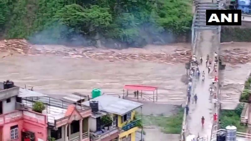 മൺസൂൺ ശക്തമാകുന്നതോടെ രാജ്യത്ത് വെള്ളപ്പൊക്കവും മണ്ണിടിച്ചിലും വീണ്ടും സംഭവിച്ചേക്കാം. 2021 വർഷത്തെ മൺസൂൺ കഴിഞ്ഞ വർഷത്തേക്കാൾ നേരത്തെ എത്തുമെന്നും നേപ്പാളിലും മറ്റ് ചില ഏഷ്യൻ രാജ്യങ്ങളിലും സാധാരണ മഴ ലഭിക്കുമെന്നും കാലാവസ്ഥാ നിരീക്ഷകർ മുന്നറിയിപ്പ് നല്കിയിരുന്നു. 