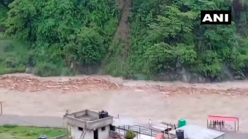 സാധാരണയായി നേപ്പാളിൽ 105 ദിവസം മണ്സൂണ് കാലമാണ്. സെപ്റ്റംബർ അവസാനത്തോടെയാണ് മണ്സൂണ് തീരുക. നേപ്പാളിലെ വാർഷിക മഴയുടെ 80 ശതമാനവും ജൂൺ-സെപ്റ്റംബറില് ലഭിക്കുന്നു. ലഭിക്കുന്നു. ശരാശരി വാർഷിക മഴ 1,600 മില്ലിമീറ്ററാണ്. 