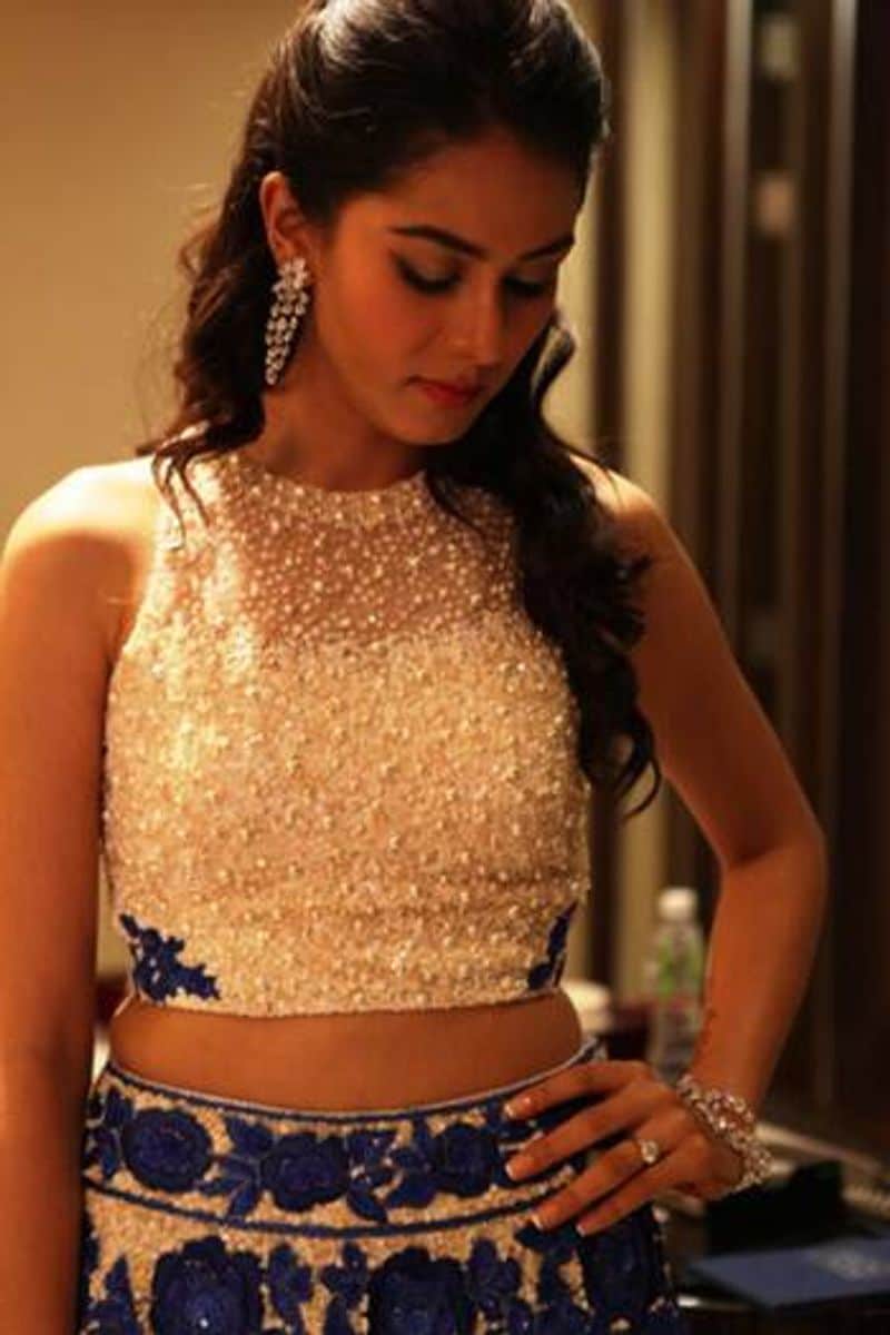 Diamond Ring
Shahid Kapoor had gifted her lady love the most expensive ring. The cost of the diamond ring is reported to be Rs 23 lakh.