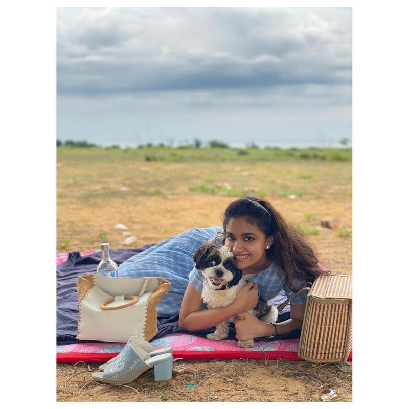 ఐతే పార్ట్నర్ అంటే లైఫ్ పార్ట్నర్ అనుకునేరు... ఆమె వెకేషన్ ఎంజాయ్ చేస్తుంది లైఫ్ పార్ట్నర్ తో కాదు, పెట్ పార్ట్నర్ తో. పెట్ డాగ్ తో పాటు బీచ్ వెకేషన్ కి వెళ్లిన కీర్తి ఎంతో ఎంజాయ్ చేసినట్లు, జీవితానికి ఇంకేం కావాలని కామెంట్ పెట్టారు.