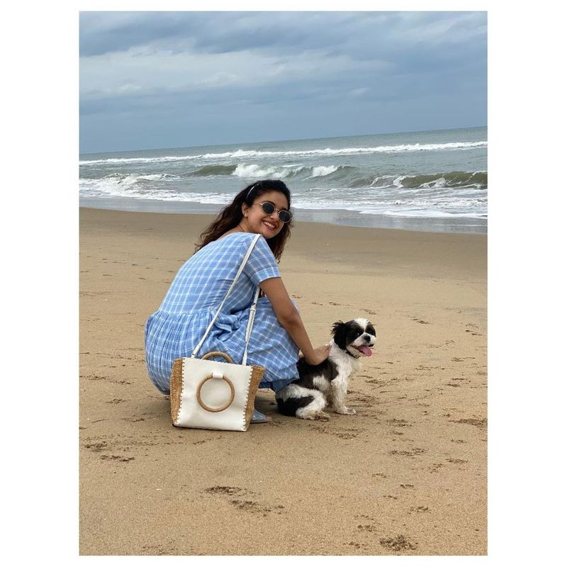 అలాగే రాజీకాంత్ హీరోగా తెరకెక్కుతున్న అన్నాత్తే మూవీలో కీర్తి సురేష్ నటిస్తున్నారు. మోహన్ లాల్ హీరోగా తెరకెక్కుతున్న భారీ పీరియాడిక్ మూవీ మరక్కార్ లో కూడా కీర్తి హీరోయిన్ చేస్తున్నారు.