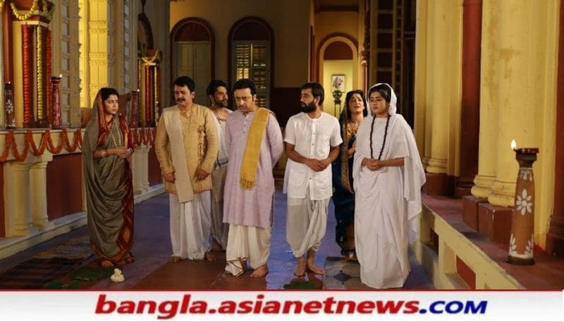 এদিকে বাইরে কার্যত লকডাউন। চলছে না বাস-ট্রেন। ভারী বৃষ্টিকে উপেক্ষা করেই এল সবাই শুটিং স্পটে।