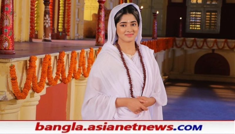সবার প্রিয় রাণীমা আবার দাঁড়ালেন ক্যামেরার সামনে। যদিও এই মুহূর্তে ব্য়াক্তিগত পড়াশোনার চাপ কম সব ক্ষুদে শিল্পীদেরই। কারণ স্কুল যে বন্ধ। তাই শান্তি মনেই শুটিংয়ে দিতিপ্রিয়া।