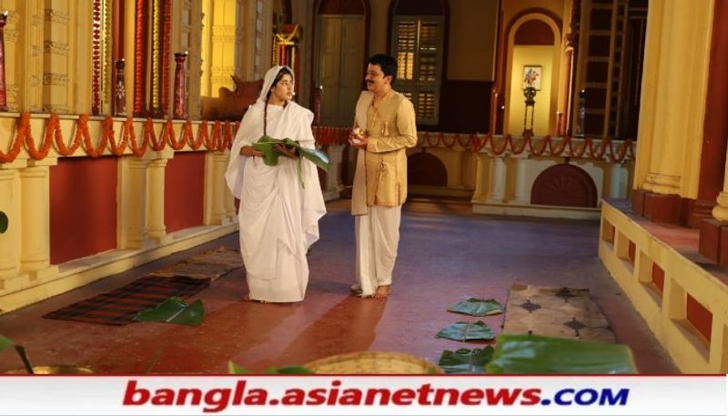 পরিবারের সঙ্গে একান্ত মূহূর্তে ব্যস্ত রাণীমা। শুটিং দেখে বোঝার উপায়ই নেই, রাণীমার আড়ালে একরত্তি মেয়ের দিতিপ্রিয়ার আসলে বয়েস মাত্র ১৬।