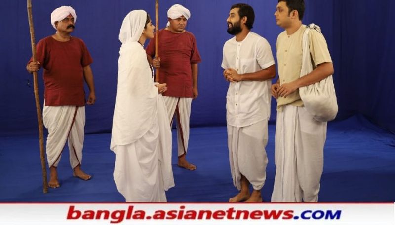 এমন সময় পিছনে ঘন জঙ্গল, নিশি ডাক, বিদ্যুৎতের আওয়াজ। আজ্ঞে হ্যা, এমনই সব দৃশ্যের শুটিং আদতে এভাবেই তুলে নেওয়া হয়। পরে নীল রঙের জায়গায় করা হয় ভিএফএক্সের কাজ। আর তারপরেই প্রানবন্ত হয়ে ওঠে শুটিংয়ের সেট।