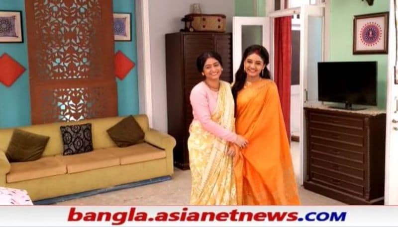 ভাববেন না যে, অভিনেতা-অভিনেত্রীরা মাস্ক পরেন না। আমাদের মতোই মাস্ক পরে তাঁদের চশমার ফ্রেমে মুখের বাস্প জমে। হাসি দেখা যায় আলগোছে চোখে। তবে শুটিংয়ের সময় কোভিড বিধি মেনেই মাস্ক খুলে নেন তাঁরা খুবই স্বল্প সময়ের জন্য। চলছে কৃষ্ণকলি বাংলা সিরিয়ালের শুটিয়ের কাজ।