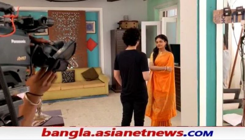 বাইরে যখন প্রবল বর্ষণ, তখন বাংলা সিরিয়ালে কার্যত লকডাউনের মাঝেই বিধি নিষেধ শিথিল হওয়ায় হাজার হাজার ওয়াটের আলোর সামনে ফের ক্যামেরাবন্দি হচ্ছেন টেলিউডের নায়ক-নায়িকারা।