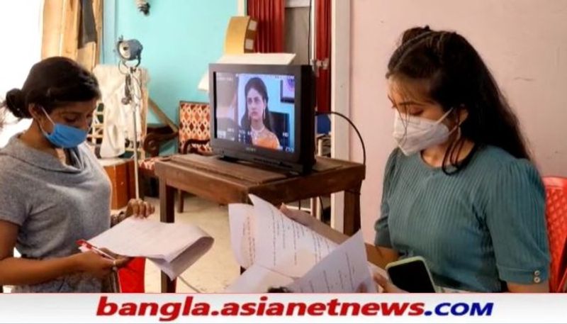 শুটিংয়ের আগে কিন্তু মুখে মাস্ক অটুট থাকে। অনেকক্ষেত্রে যেহেতু শুটি এসি থাকে, কোভিড সংক্রমণ এড়াতেই মাস্ক বাধ্যতামূলক। তবে ইতিমধ্যেই অনেকেই ভ্য়াকসিন নিয়ে নিয়েছেন সিরিয়ালের কুশিলবেরা। এখন চলছে শুটিং স্লটের মাঝে মন দিয়ে ডায়লগ এবং স্ক্রিপ্ট চেকিং।