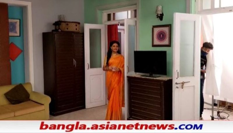 শুটিং শুরুর মাঝেই আনকাট দৃশ্যে ধরা পড়ল, লাইটম্য়ানের উঁকি মেরে তদারকি। তবে ক্যামেরা অ্যাঙ্গেলে ঢুকে পড়লে আর রক্ষে থাকবে না !