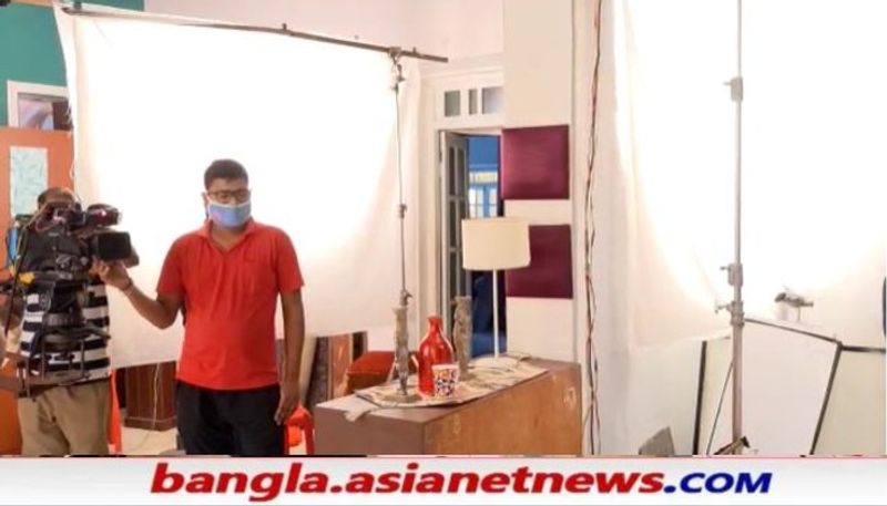 পরিচালক মন দিয়ে বুঝে নিয়ে সিন গুলি ঠিক হয়েছে কিনা, চলছে কৃষ্ণকলি বাংলা সিরিয়ালের শুটি। পিছনে জ্বলছে হাজার ওয়াটের আলো। 