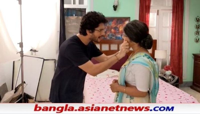 স্পর্শ থেকে কোভিড ছড়ায়, তবে এরা গাল টিপে আদর করছে ! আজ্ঞে হ্য়া স্পর্শ থেকে কোভিড ছড়ায় এটা ঠিকই, তবে এরা প্রত্যেকেই হাত স্যানিটাইজ করেছেন, নিয়েছেন কম বেশি ভ্যাকসিনও। তবে মিলেছে শুটিংয়ের অনুমতি। যদিও এটা আমরা সবাই জানি যে সতর্ক থাকলে কোভিডকে নিয়ন্ত্রণ করা যায়, তাই তো দিনের সিংহভাগ কাটিয়ে শুটিং স্পটই আদতে হয়ে ওঠে ক্যামেরার বাইরেও সম্পূর্ণ পরিবার।