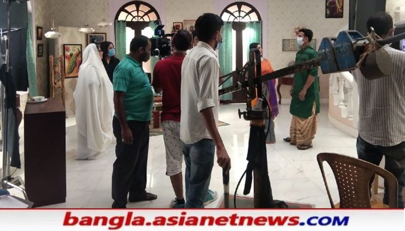 চলছে ঐতিহ্যপূর্ণ বাঙালি ঘরানার সিরিয়ালের শুটিং। কড়ি-বর্গা, উচূ দরজার উপরে কাঁচের নকশা সবই মজুত শুধু আপনাকে আনন্দ দিতে বাংলা টেলি ইন্ড্রাস্টি।