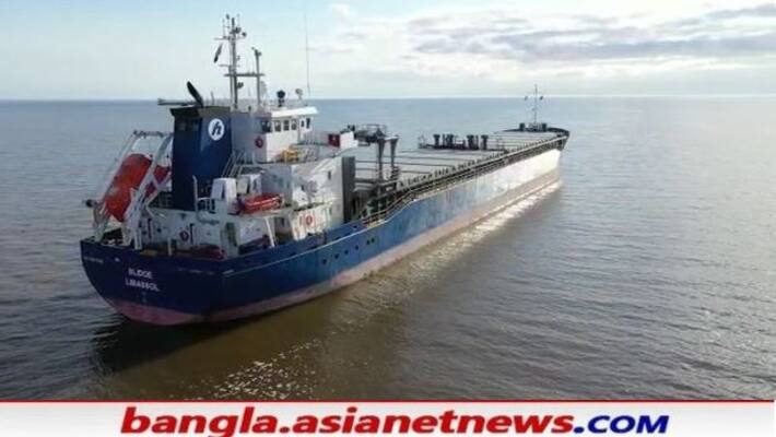 The tank of the ship leaked oil spilled in the Bay of Bengal RTB The tank of the ship leaked oil spilled in the Bay of Bengal RTB