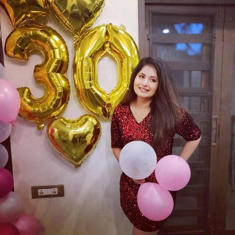 இந்நிலையில் நடிகை ரேஷ்மி மேனனுக்கு 30 வயது ஆகும் நிலையில், அவர் குடும்பத்துடன் சேர்ந்து பிறந்தநாள் கொண்டாடிய புகைப்படங்கள் ரசிகர்களால் அதிகம் பார்க்கப்பட்டு வருகிறது.