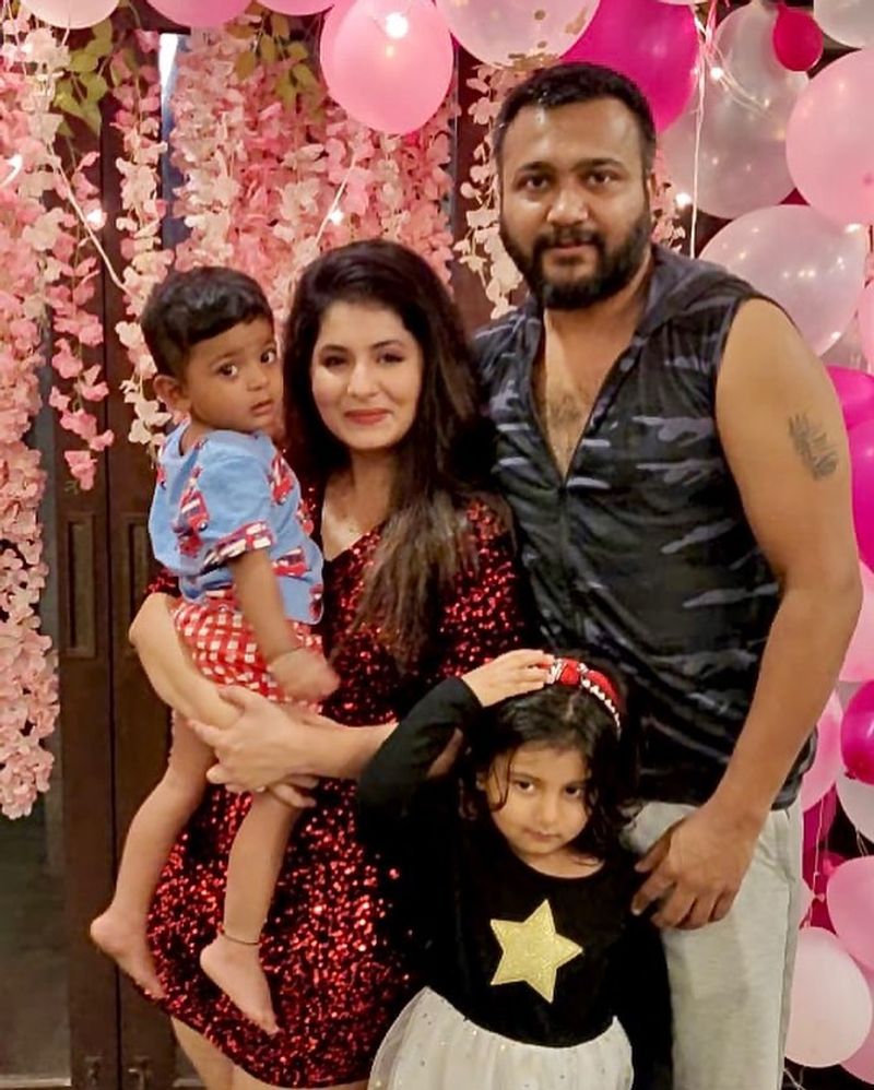 இந்நிலையில் நடிகை ரேஷ்மி மேனனுக்கு 30 வயது ஆகும் நிலையில், அவர் குடும்பத்துடன் சேர்ந்து பிறந்தநாள் கொண்டாடிய புகைப்படங்கள் ரசிகர்களால் அதிகம் பார்க்கப்பட்டு வருகிறது.