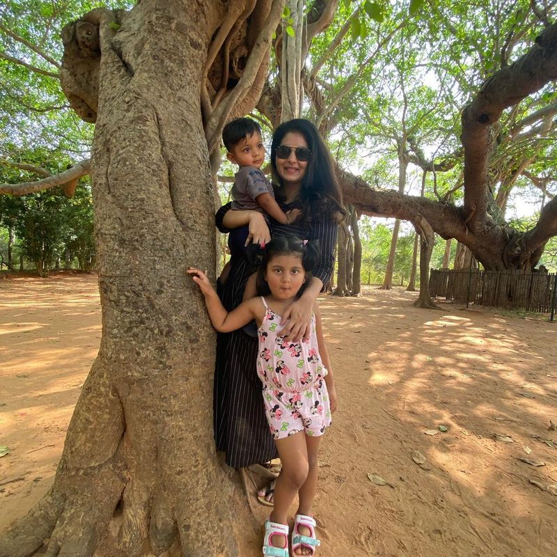 இரண்டு குழந்தை பெற்ற பிறகும் ஹீரோயின் லுக் போகல 