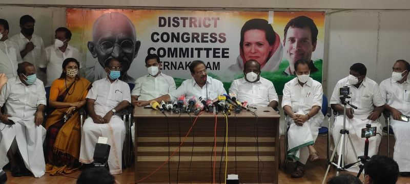 മമ്പറം ദിവാകരൻ പാർട്ടിക്ക് അകത്തും പുറത്തുമല്ലാതെ നിൽക്കുന്ന ആളാണ്. തന്റെ ഭാഗത്ത് പിഴവുണ്ടായെങ്കിൽ തിരുത്തുമെന്നും സുധാകരൻ പറഞ്ഞു. മമ്പറം ദിവാകരനും എകെ ബാലനും ബ്രണ്ണൻ കോളേജിൽ വന്നത് 1971 ലാണ്.