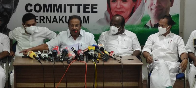 പിണറായി വിജയന്റെ മക്കളെ തട്ടിക്കൊണ്ടുപോകാൻ പദ്ധതിയിട്ടെന്നതടക്കമുള്ള ആരോപണങ്ങൾ സുധാകരൻ നിഷേധിച്ചു. കുട്ടികളെ തട്ടികൊണ്ടുപോകാൻ ഞാൻ പദ്ധതിയിട്ടെന്ന് മുഖ്യമന്ത്രിയെ അറിയിച്ച വ്യക്തിയുടെ പേര് എന്തുകൊണ്ടാണ് വെളിപ്പെടുത്താത്തത്? എന്തുകൊണ്ട് മുഖ്യമന്ത്രി അന്ന് പരാതി നൽകിയില്ല? ആരോടും പറഞ്ഞില്ലെന്നാണ് പിണറായി പറഞ്ഞത്. സ്വന്തം ഭാര്യയോട് പോലും പറഞ്ഞിട്ടില്ല പോലും. സ്വന്തം മക്കളുടെ കാര്യം ഭാര്യയോട് പറയില്ലേ? ആരോപണം വിശ്വാസയോഗ്യമല്ലെന്നും അദ്ദേഹം പറഞ്ഞു. 