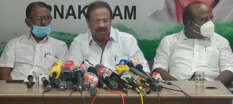 ബ്രണ്ണൻ കോളേജിൽ വെച്ച് താൻ പിണറായി വിജയനെ ചവിട്ടിയിട്ടു എന്നത് പറയാത്ത കാര്യമാണ്. മമ്പറം ദിവാകരൻ അടക്കം പാർട്ടി നേതാക്കൾ ഉന്നയിച്ചത് പിണറായി അന്വേഷിക്കട്ടെയെന്നും കെ സുധാകരന് പറഞ്ഞു. പാർട്ടിക്ക് അകത്ത് പാർട്ടി വിരുദ്ധർ ഉണ്ടാകും. പ്രകാശ് ബാബു എന്നെ ആക്രമിക്കാൻ അവസരം ഉണ്ടാക്കിക്കൊടുത്ത ആളാണ്. അന്ന് മുതൽ പാർട്ടിക്ക് പുറത്താണ് പ്രകാശ് ബാബുവെന്നും കെ സുധാകരന് പറഞ്ഞു.