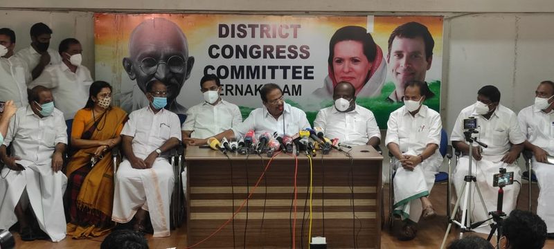 ബ്രണ്ണൻ കോളേജിൽ എന്നെ നഗ്നനാക്കി നടത്തിയെന്ന ആരോപണം തെറ്റാണ്. ജീവിച്ചിരിക്കുന്ന ആരോടെങ്കിലും അന്വേഷിച്ചാൽ അത് മനസിലാകുമെന്നും പിണറായി ഏതോ സ്വപ്ന ലോകത്താണെന്നും കെ സുധാകരന് തിരിച്ചടിച്ചു.
കൊവിഡ് മഹാമാരിയുടെ രണ്ടാംവരവിന്റെ ഈ കാലത്ത്, എല്ലാവരും മാസ്ക്ക് ധരിച്ചും സാനിറ്റൈസ് ചെയ്തും സാമൂഹ്യ അകലം പാലിച്ചും വാക്സിന് എടുത്തും പ്രതിരോധത്തിന് തയ്യാറാവണമെന്ന് ഏഷ്യാനെറ്റ് ന്യൂസ് അഭ്യര്ത്ഥിക്കുന്നു. ഒന്നിച്ച് നിന്നാല് നമുക്ക് ഈ മഹാമാരിയെ തോല്പ്പിക്കാനാവും. #BreakTheChain #ANCares #IndiaFightsCorona