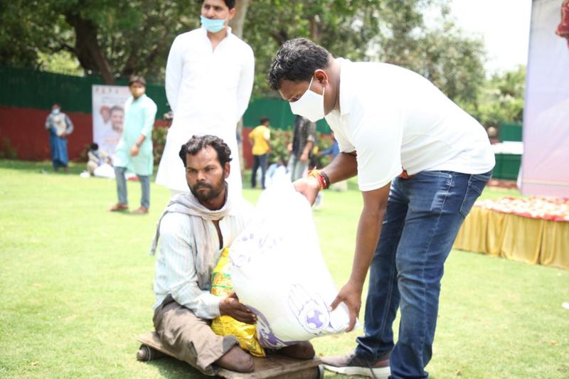 ಕೊರೋನಾದಿಂದ ಸಂಕಷ್ಟದಲ್ಲಿರುವ ಜನರಿಗೆ ಕಾಂಗ್ರೆಸ್ ಸಹಾಯ ಮಾಡುವ ಮೂಲಕ ರಾಹುಲ್ ಗಾಂಧಿ ಅವರ ಜನ್ಮದಿನವನ್ನು ಆಚರಿಸಲಾಯ್ತು.
