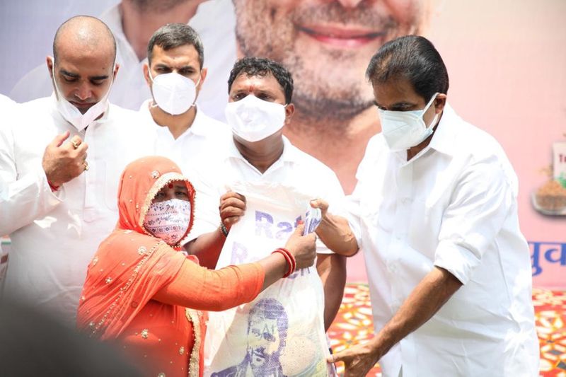 ದೇಶಾದ್ಯಂತ ಸೇವಾ ದಿವಸ್ ಆಚರಿಸುತ್ತಿರುವ ಕಾಂಗ್ರೆಸ್, ಬಡವರಿಗೆ ಅಗತ್ಯವಿರುವ ವಸ್ತುಗಳನ್ನು ಹಂಚುತ್ತಿದೆ. ಅಂದರೆ ಫೇಸ್ಮಾಸ್ಕ್, ಮೆಡಿಸಿನ್ ಕಿಟ್, ಆಹಾರ ತಿಂಡಿಗಳನ್ನು ಉಚಿತವಾಗಿ ವಿತರಿಸುತ್ತಿದೆ.