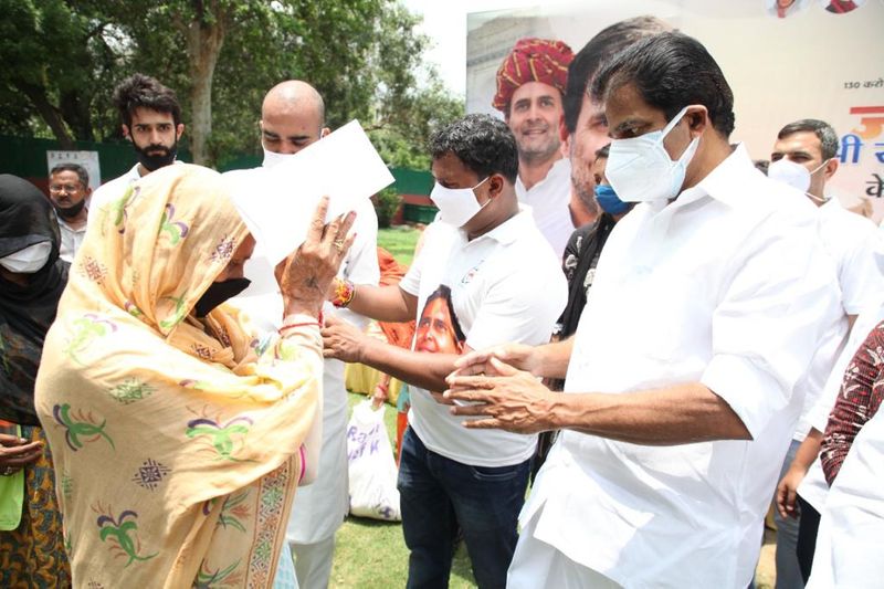 ಹಾಗೇ ಬರ್ತ್ ಡೇ ದಿನ ಕೂಡ ನೆಟ್ಟಿಗರು ಅವರನ್ನು ಟ್ರೋಲ್ ಮಾಡಿ ಟ್ವೀಟ್ ಮಾಡುವ ಮೂಲಕ ವಿಶ್ ಮಾಡಿದ್ದಾರೆ. ರಾಹುಲ್ ಗಾಂಧಿಯವರನ್ನು ಜೋಕ್ ಮಾಡಿದ ಮೀಮ್ಸ್ಗಳನ್ನು ಹಾಕಿ ಫನ್ನಿ ವಿಶ್ಗಳನ್ನೂ ಮಾಡಿದ್ದಾರೆ.