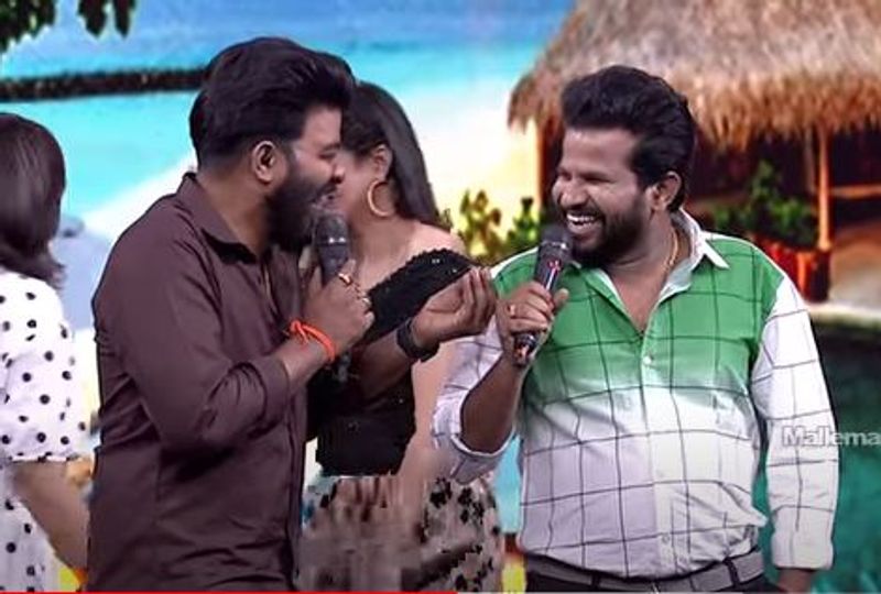 లేటెస్ట్ ప్రోమోలో రష్మీ, దీపికా కనిపించడం లేదు. వారి ప్లేస్లో సుడిగాలి సుధీర్ సరసన పూర్ణ కనిపిస్తే, హైపర్ ఆది సరసన ప్రియమణి కనిపించారు. బావా.. బావా అంటూ వెంటపడుతున్నారు.