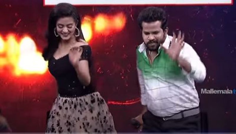 అటు ఆది-ప్రియమణిల జోడీ, మరోవైపు సుధీర్- పూర్ణల జోడీ రిసార్ట్ కి వెళ్లారు. అక్కడ టిఫిన్స్ చేయాలనుకోవడం ఈ క్రమంలో డబుల్ మీనింగ్ డైలాగ్లతో రెచ్చిపోవడం ఆద్యంతం నవ్వులు పూయించింది.