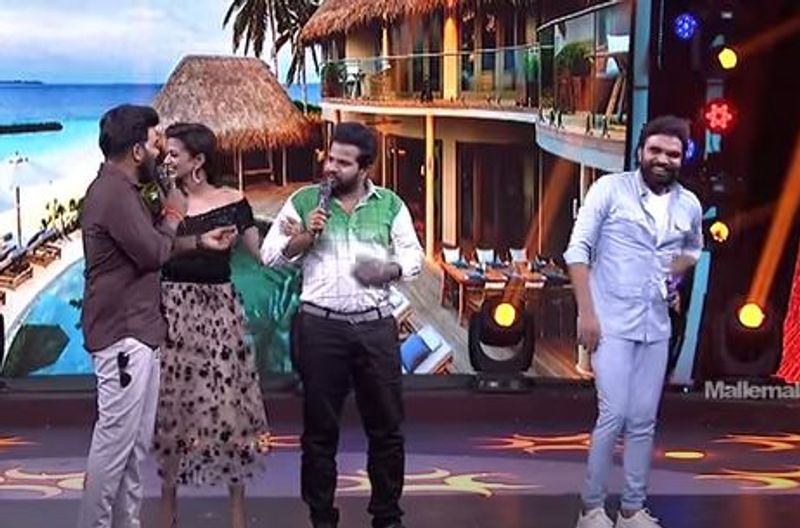 ప్రియమణి తనకు వేరే బ్రేక్ ఫాస్ట్ కావాలని ఆదిని అడిగ్గా, తాను అదే కోరుకుంటున్నా అని ఆది చెప్పడం నవ్వులు పూయించింది.