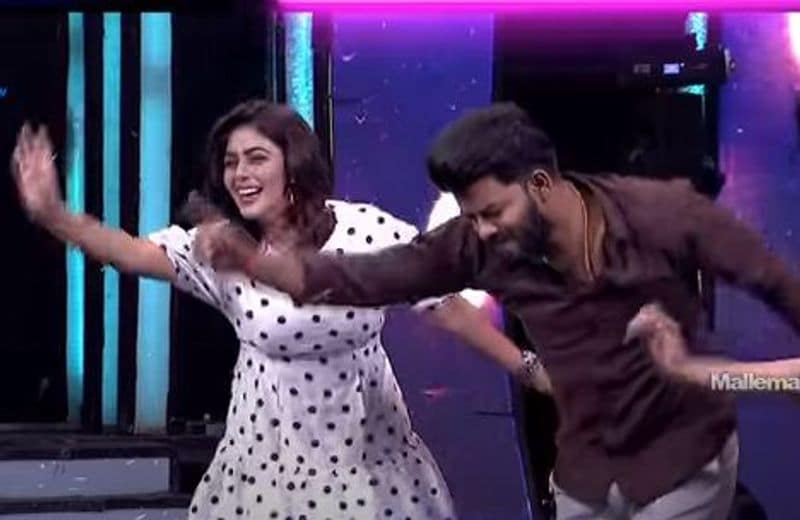 మొత్తానికి డబుల్ మీనింగ్ డైలాగ్లో అటు సుడిగాలి సుధీర్, ఇటు హైపర్ ఆది రెచ్చిపోయారు. కామెడీని పంచారు. డాన్స్ షోలో డాన్స్ కంటే వీరి డబుల్ మీనింగ్ డైలాగ్లతో వచ్చే కామెడీనే హైలైట్గా మారతుందని చెప్పొచ్చు.
