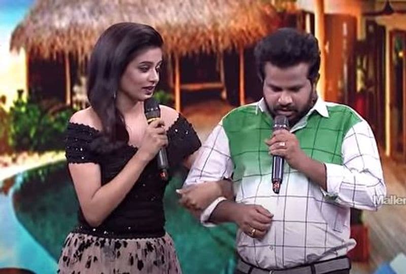 అయితే ఇందులో సుధీర్, ఆది డబుల్ మీనింగ్ డైలాగ్లతో రెచ్చిపోయారు. ప్రియమణి టిఫిన్ కావాలని ఆశపడుతుంది. ఆది వెంటపడుతుంది. తాను కూడా మంచి టిఫిన్ కోసమే చూస్తున్నానంటూ సెటైర్లు వేశారు.