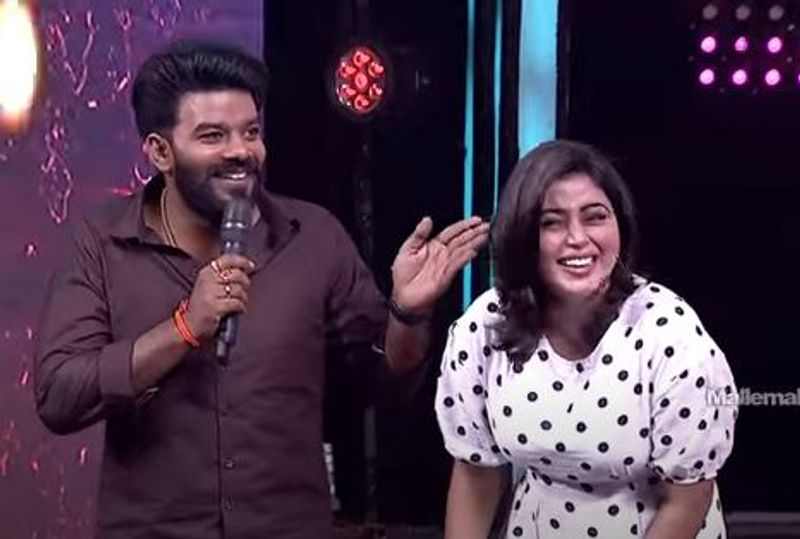 మరోవైపు మరోసారి వచ్చి తమ్ముడు తినడానికి ఏదైనా ఉందా? అంటే నీ వద్ద ఉందిగా తినవయ్యా? అనడం కడుపుబ్బ నవ్వులు పంచింది.