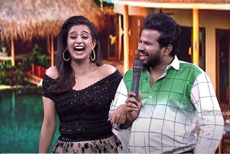 ఆ తర్వాత ప్రదీప్ ఉండి సర్ మేడమ్ వాళ్ల బాయ్ఫ్రెండ్ వస్తా అన్నాడు రాలేదా? సర్ అనగా, హలో నేను ఆ బాయ్ఫ్రెండ్ అని ఆది చెప్పడం కామెడీని పంచింది.