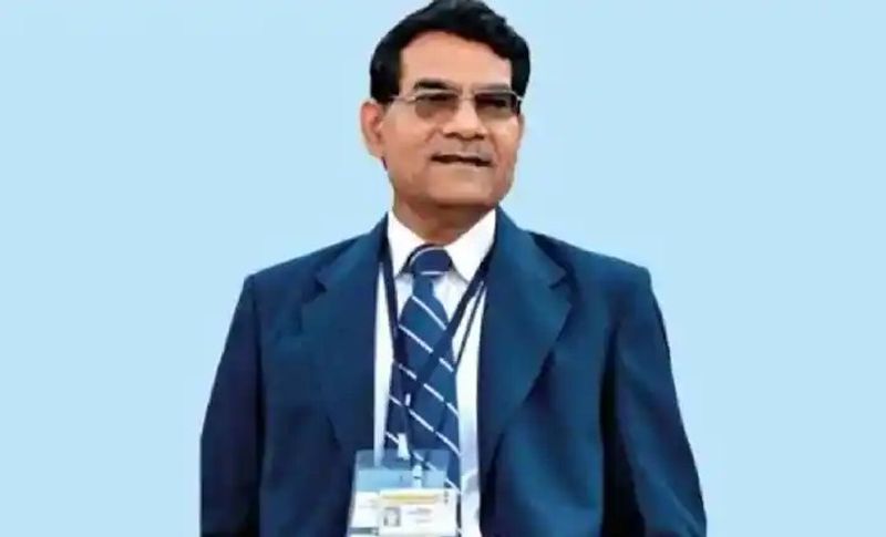 एके शर्मा ने साल 2001 से लेकर 2013 तक गुजरात के सीएम रहते नरेंद्र मोदी के साथ काम किया है। इतना ही नहीं वह 18 साल से मोदी के भरोसेमंद अफसर रहे हैं। डेपुटेशन पर उनको PMO में ज्वॉइंट सेक्रेटरी बनाए गया था। वहीं साल 2017 में उन्हें एडिशनल सेक्रेटरी बनाया गया। वह पीएमी मोदी की टीम में 'एके' के नाम से मशहूर है।
