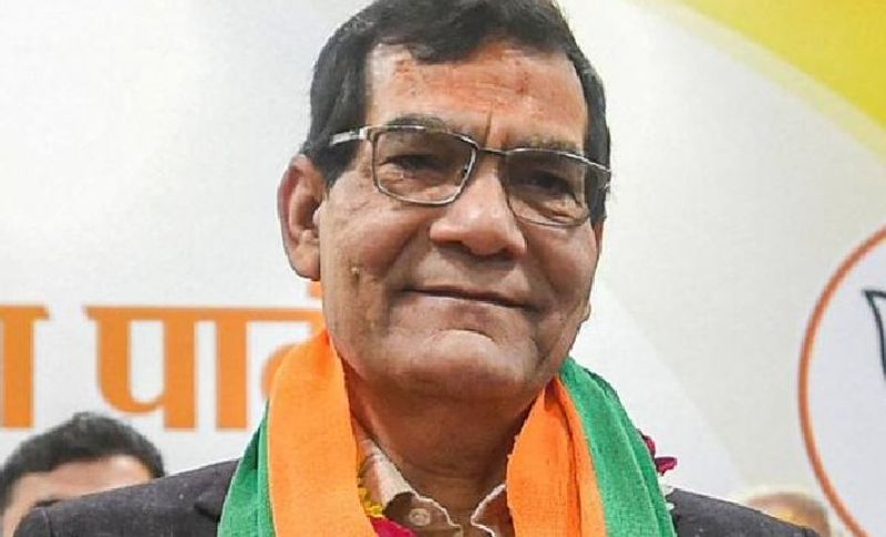 एके शर्मा ने कुछ माह पहले ही अचानक स्वैच्छिक सेवानिवृत्ति हुए हैं। जबकि एमएसएमई सचिव के तौर पर उनका दो साल का कार्यकाल अभी बाकी था। इसके बाद विधान परिषद के लिए चुने गए थे और पूर्वांचल में संगठन की राजनीति में काफी सक्रिय देखे गए थे। एक सप्ताह पहले ही पीएम नरेंद्र मोदी ने उनकी तारीफ की थी।