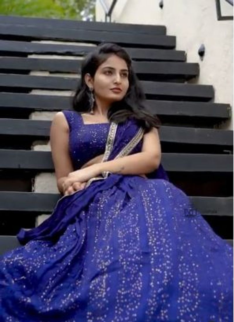 బ్లూ హాఫ్ శారీలో కేక పెట్టిస్తున్న అనన్య నాగళ్ల.