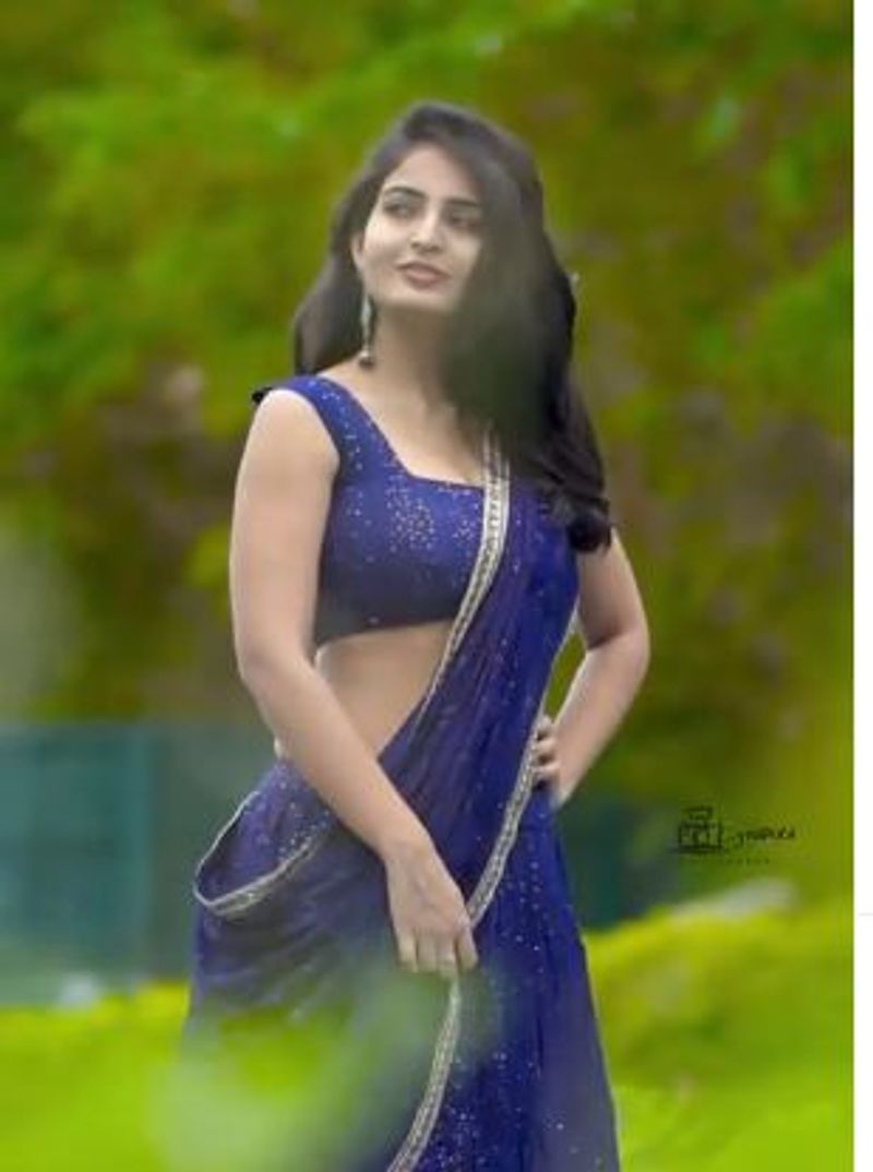 బ్లూ హాఫ్ శారీలో కేక పెట్టిస్తున్న అనన్య నాగళ్ల.