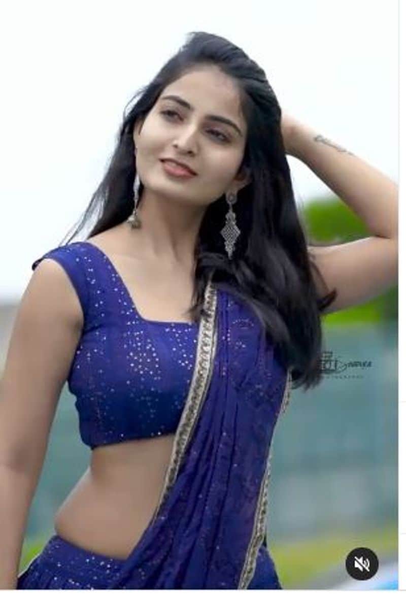 బ్లూ హాఫ్ శారీలో కేక పెట్టిస్తున్న అనన్య నాగళ్ల.